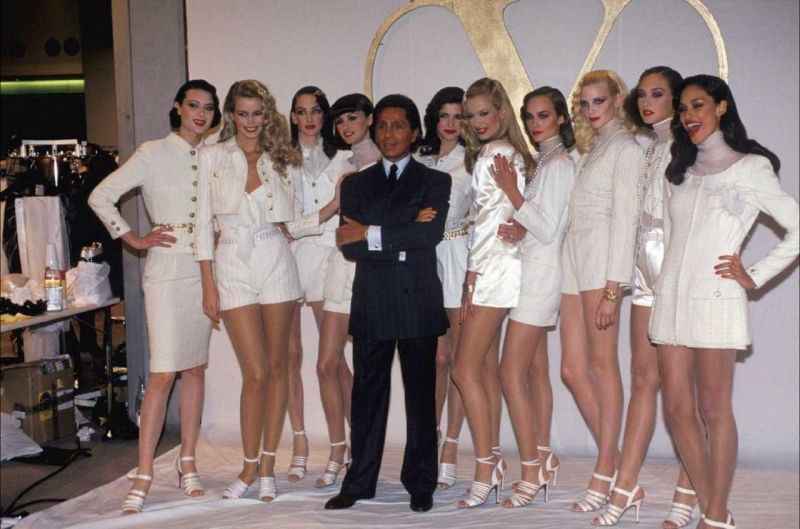 时尚 Valentino Garavani,意大利著名高级时装设计师,是Valentino(华伦天奴)品牌的创始人。他在1960年代到1990年代间,被誉为全球最具影响力的高级时装设计师之一。-Q趣站